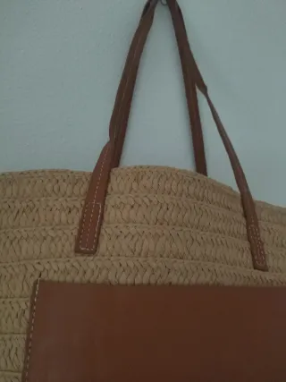 Capazo de rafia con detalles en piel sintética