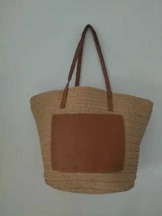 Capazo de rafia con detalles en piel sintética