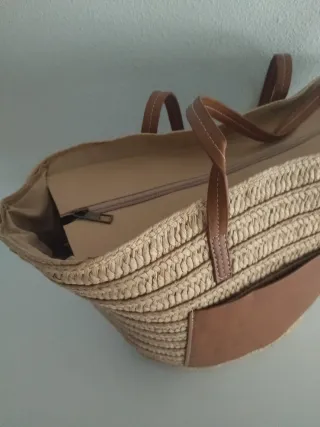 Capazo de rafia con detalles en piel sintética