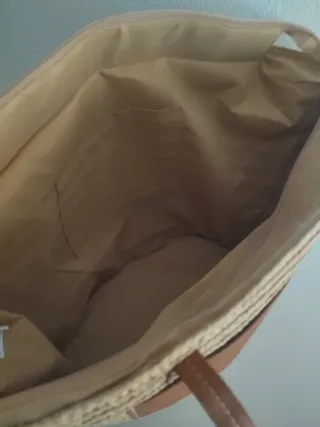 Capazo de rafia con detalles en piel sintética