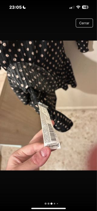 Vestido negro con lunares blancos