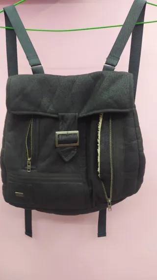 Mochila negra con cremalleras