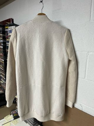 Chaqueta Stradivarius Beige y Blanca