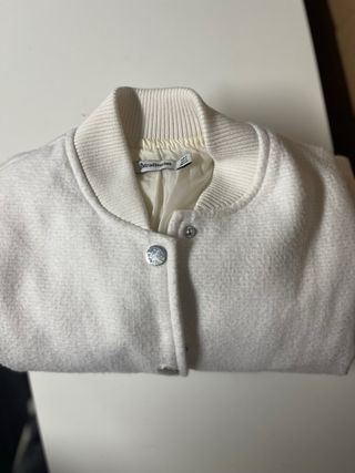 Chaqueta Stradivarius Beige y Blanca