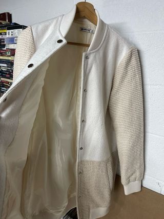 Chaqueta Stradivarius Beige y Blanca