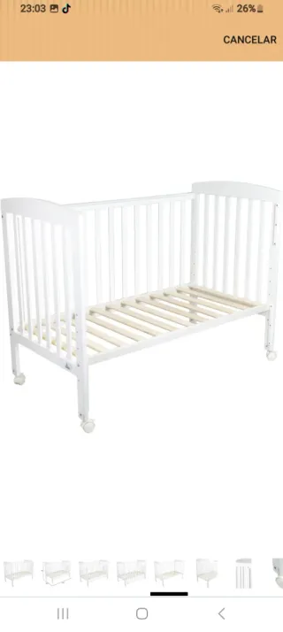 Cuna de bebé blanca con ruedas