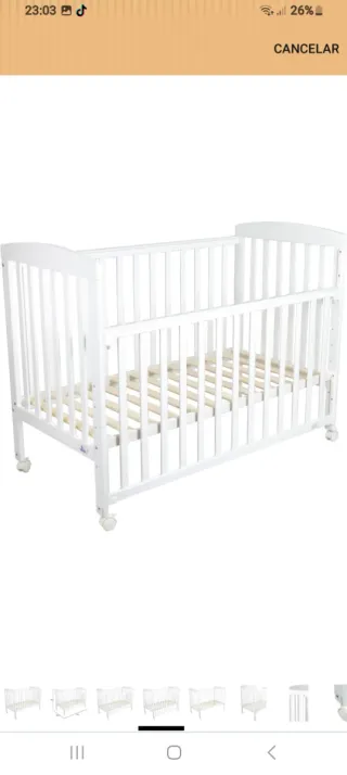 Cuna de bebé blanca con ruedas