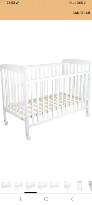 Cuna de bebé blanca con ruedas