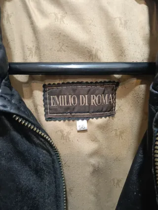 Chaqueta tipo cazadora de piel negra.