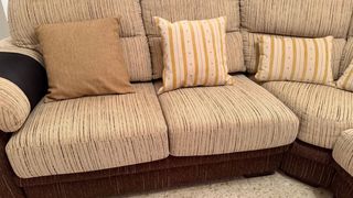 Sofá esquinero tela beige y marrón