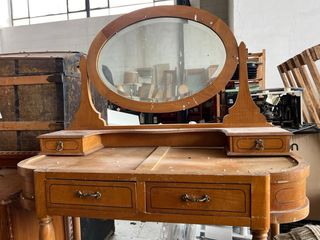 Tocador de madera con espejo ovalado