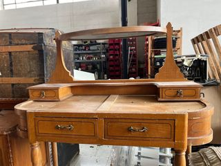 Tocador de madera con espejo ovalado