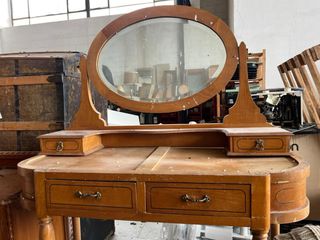 Tocador de madera con espejo ovalado