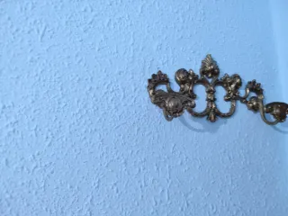 Perchero y lámparas de metal dorado labrado