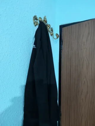 Perchero y lámparas de metal dorado labrado