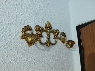 Perchero y lámparas de metal dorado labrado