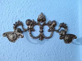 Perchero y lámparas de metal dorado labrado