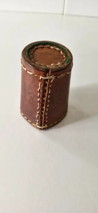 Cubilete in pelle vintage con cervo