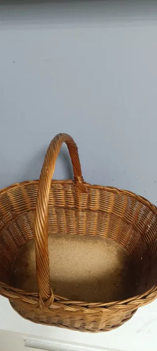 Cesta de mimbre natural con asa