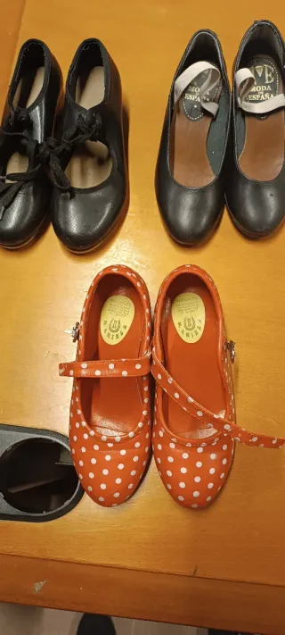 3 pares zapatos flamencos negros y rojos.