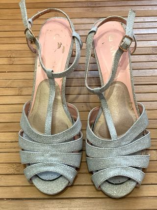Sandalias plateadas tacón