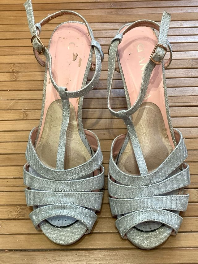 Sandalias plateadas tacón