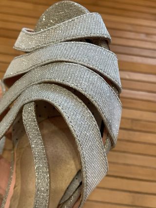 Sandalias plateadas tacón