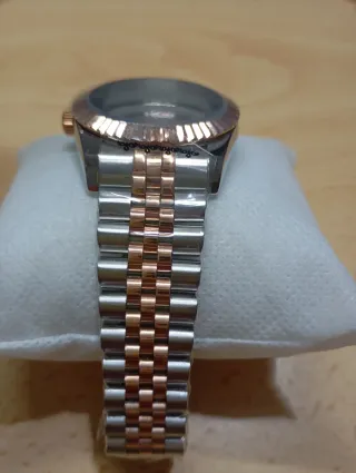 Reloj de pulsera dorado y plateado