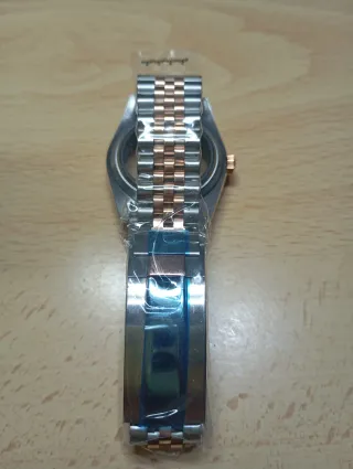 Reloj de pulsera dorado y plateado
