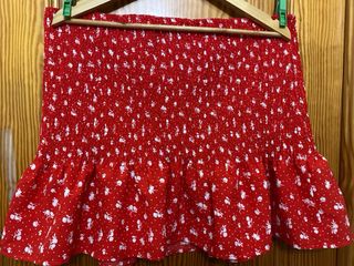 Minifalda roja con topos blancos