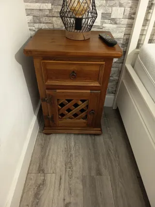 2 Mesita de noche de madera ,comoda y  espejo