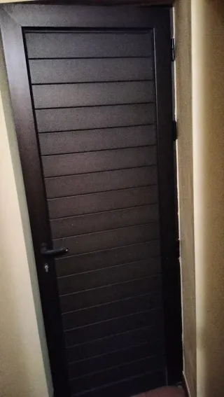 Puerta aluminio marrón 72 cm