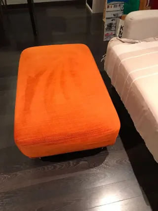 Puff salón naranja de tela.