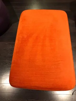 Puff salón naranja de tela.