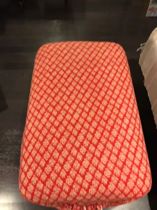 Puff salón naranja de tela.