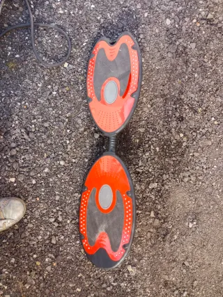 Monopatín de dos ruedas roja