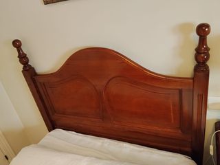 Escritorio de madera de pino, silla y cabecero