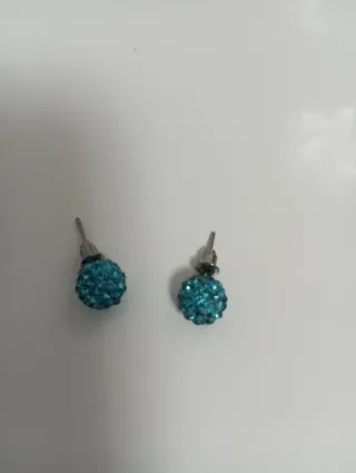 Dos juegos de pendientes