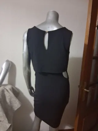 Vestido negro volante pecho cut out cintura