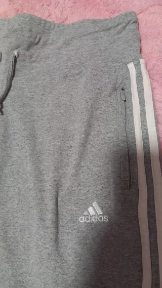 Pantalón corsario Adidas gris deportivo