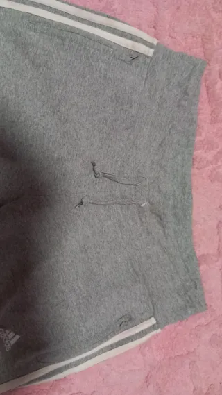 Pantalón corsario Adidas gris deportivo