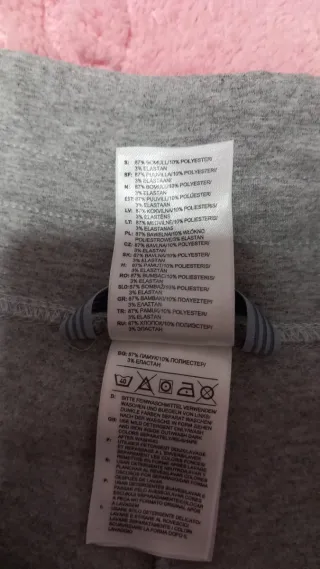 Pantalón corsario Adidas gris deportivo