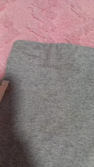 Pantalón corsario Adidas gris deportivo