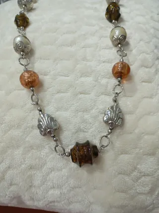 Collar de cuentas y plata