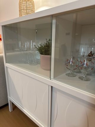 Mueble blanco con vitrina