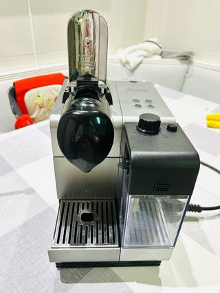 Cafetera Nespresso DeLonghi latissima touch