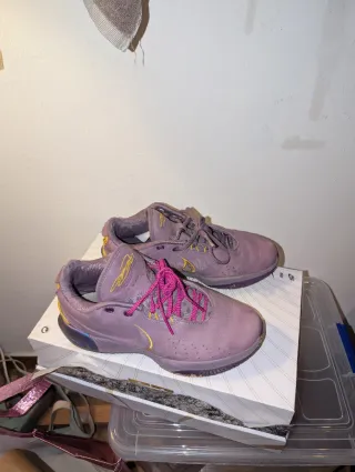 Nike LeBron Morado Talla 42
