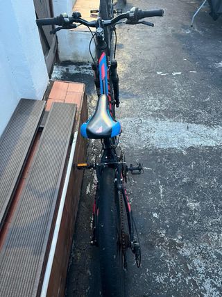 Bicicleta Cube 24 Nero/Rosso/Blu con ruote in gel