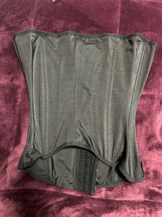 Faja moldeadora negra con varillas