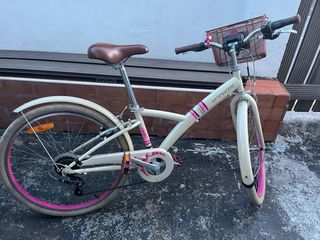 Bicicleta B'TWIN color crema con cesta.